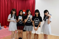 つりビットのメンバーと記念撮影する松村沙友理＆中田花奈。