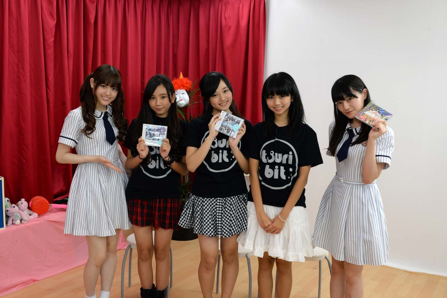 つりビットのメンバーと記念撮影する松村沙友理＆中田花奈。