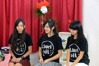 つりビット。左から竹内夏紀、聞間彩、安藤咲桜。