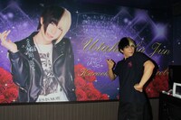 「カラオケルーム歌広場」渋谷246通り店の「†ザ・V系っぽい部屋†」を訪れた歌広場淳。