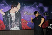 「カラオケルーム歌広場」渋谷246通り店の「†ザ・V系っぽい部屋†」を訪れた歌広場淳。