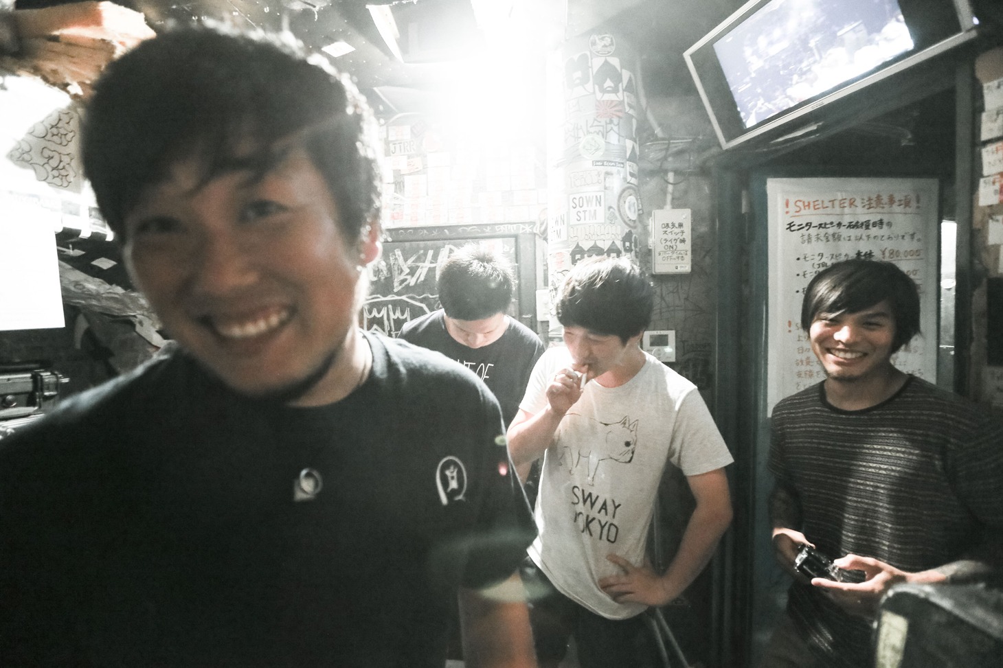 「...OUT OF THIS WORLD tour 2014 ～SUMMER～」東京・下北沢SHELTER公演のオフショット。（Photo by Taku Fujii）