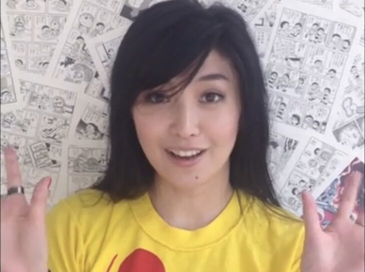 鬼束ちひろコメント動画のワンシーン。