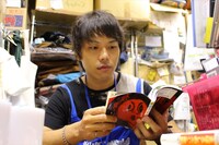 ヴィレッジヴァンガード下北沢店の1日店長・ピエール中野。