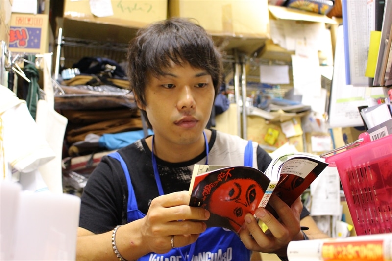 ヴィレッジヴァンガード下北沢店の1日店長・ピエール中野。