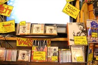 ピエール中野が1日店長として来店したヴィレッジヴァンガード下北沢店の様子。