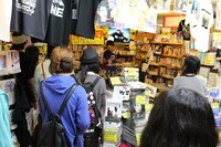 ピエール中野が1日店長として来店したヴィレッジヴァンガード下北沢店の様子。