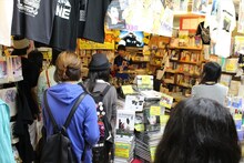 ピエール中野が1日店長として来店したヴィレッジヴァンガード下北沢店の様子。