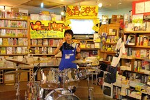 ヴィレッジヴァンガード下北沢店の1日店長・ピエール中野。