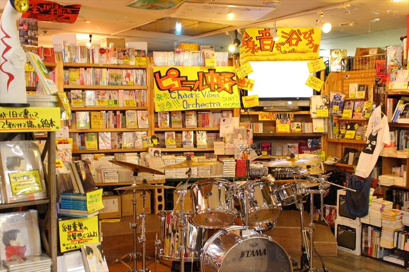 ピエール中野が1日店長として来店したヴィレッジヴァンガード下北沢店の様子。