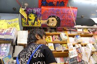 ヴィレッジヴァンガード下北沢店の1日店長・ピエール中野。