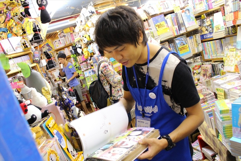 ヴィレッジヴァンガード下北沢店の1日店長・ピエール中野。