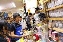 ヴィレッジヴァンガード下北沢店の1日店長・ピエール中野。