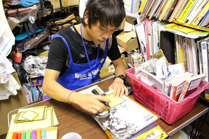 ヴィレッジヴァンガード下北沢店の1日店長・ピエール中野。