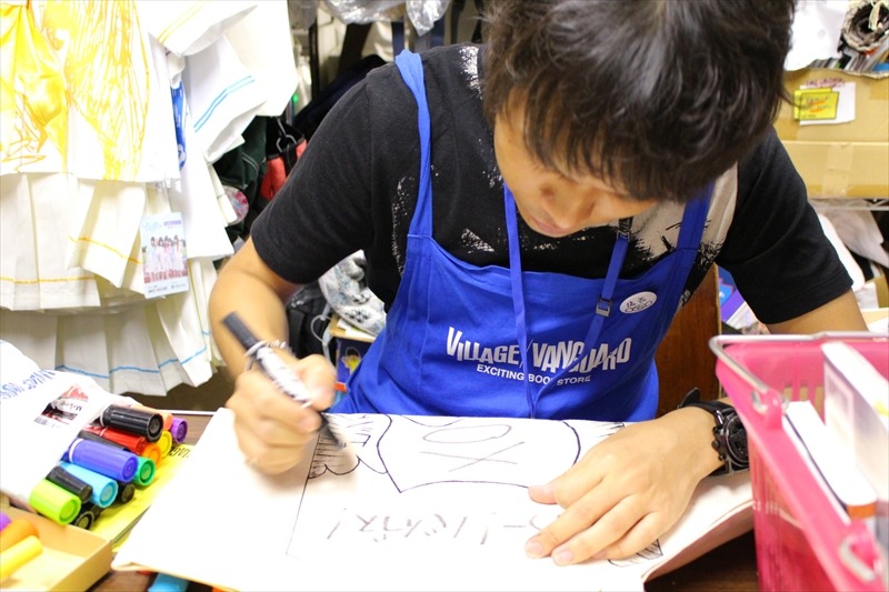 ヴィレッジヴァンガード下北沢店の1日店長・ピエール中野。