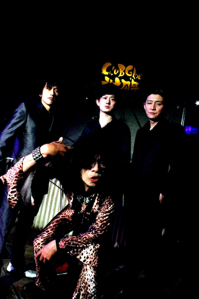 騒音寺。後列中央がもとのすけ（Dr）。