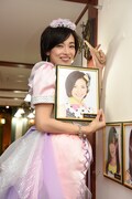 AKB劇場に掲出されている自身の写真を外す塚本まり子。 (c)AKS