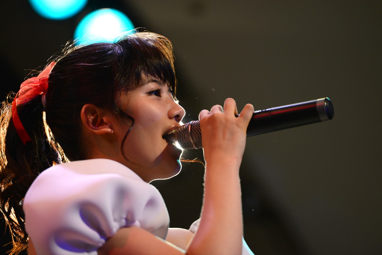 ソロパフォーマンスを披露するayaka。