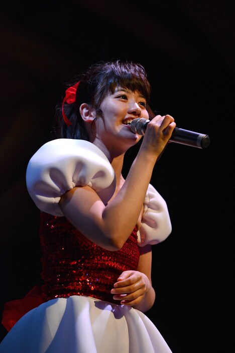 ayakaソロの真っ赤なスパンコールをあしらったアイドルらしい衣装はこの日のために用意された特注品。