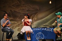 アイドルトークに花を咲かせる嶺脇社長、ayaka、高木"JET"晋一郎（左から）。