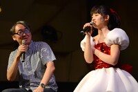 いちアイドルファンとしてほかのアイドルに接する態度を熱弁するayaka（右）に「それただの“認知厨”だよね」と嶺脇社長（右）。