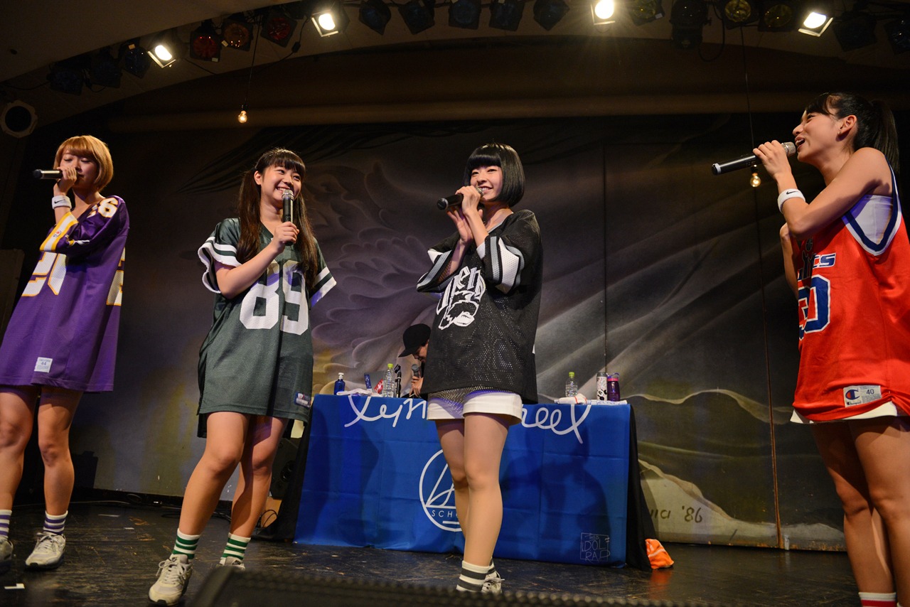 トラブルによる中断の間もトークで盛り上がるlyrical school。