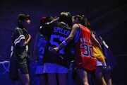 トラブル後のパフォーマンスについて作戦を立てるlyrical school。