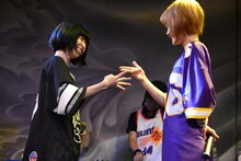 じゃんけんするyumi（左）とminan。