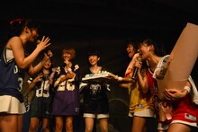 ayakaへのバースデーケーキや花束を抱えて登場したリリスクメンバー。