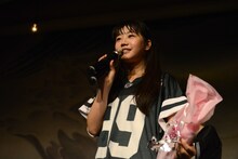 ファン有志からayakaへのプレゼントを預かってきたhina。