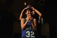 ayaka（前）に“プリンセスぅ”の王冠をかぶせるもなかなかうまくいかず諦めてしまうhina（後）。