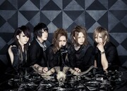 SCREW。左から2番目がルイ（B）。