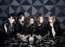 SCREW。左から2番目がルイ（B）。