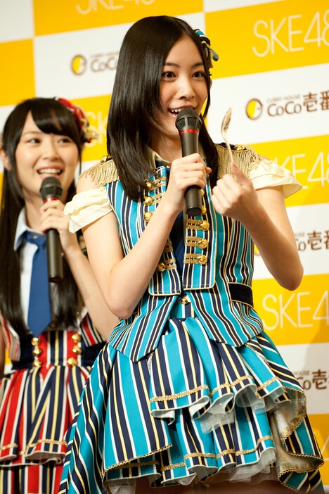 レトルトキーマカレーの試食権利をゲットした松井珠理奈。