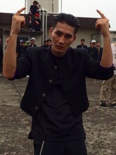 短ランを着たAKLO。