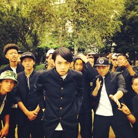 “悪の天才”役SALUと仲間たち。