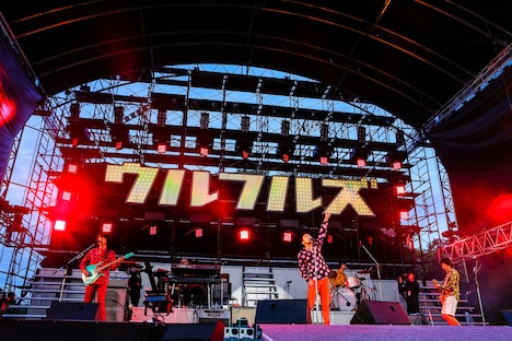 ウルフルズ「OSAKAウルフルカーニバル ウルフルズがやって来る！復活のヤッサ!!」の様子。