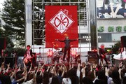 東京・新宿東口アルタ前広場でライブを行うDIAURA。