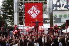 東京・新宿東口アルタ前広場でライブを行うDIAURA。