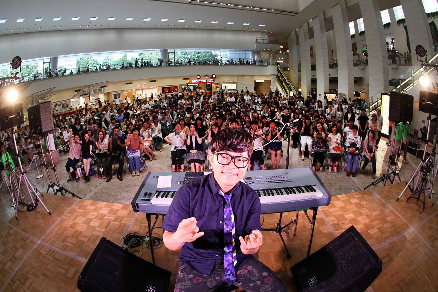 さかいゆう「“サマーアゲインEP”発売記念ミニライブ」の様子。