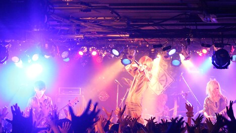 東京・Birth Shinjukuでライブを行うDIAURA。