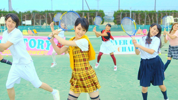剛力彩芽「くやしいけど大事な人」PVのワンシーン。