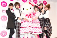 「演劇女子部 ミュージカル 恋するハローキティ」制作発表会に出演したJuice=Juiceとハローキティ。