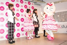 スペシャルゲストとして登場したハローキティに喜ぶJuice=Juice。