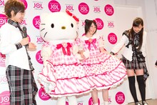 おそろいの衣装をアピールするハローキティと宮本佳林。