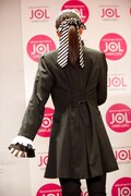 衣装の後ろ姿をアピールする宮崎由加。