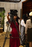 カメラで遊ぶ小西彩乃。