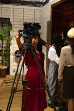 カメラで遊ぶ小西彩乃。