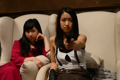 撮影の出番を控える小西彩乃（左）と中江友梨（右）。