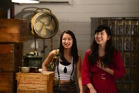 「OK!」の声がかかりホッとした表情を見せる中江友梨（左）と小西彩乃（右）。